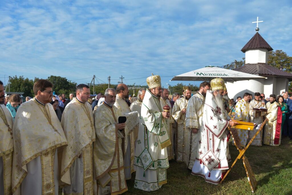 Sfințire de biserică la Dondușeni, Republica Moldova: 4 ierarhi au slujit  în prezența a 2000 de credincioși | Doxologia